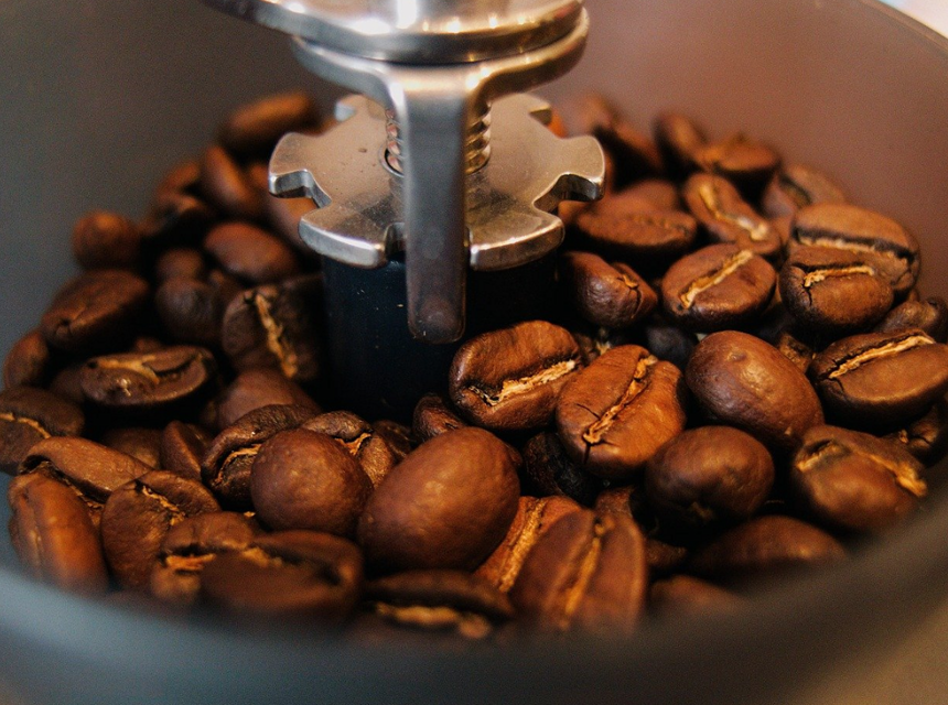 Hoe koffiebonen malen: Alle mogelijke methoden
